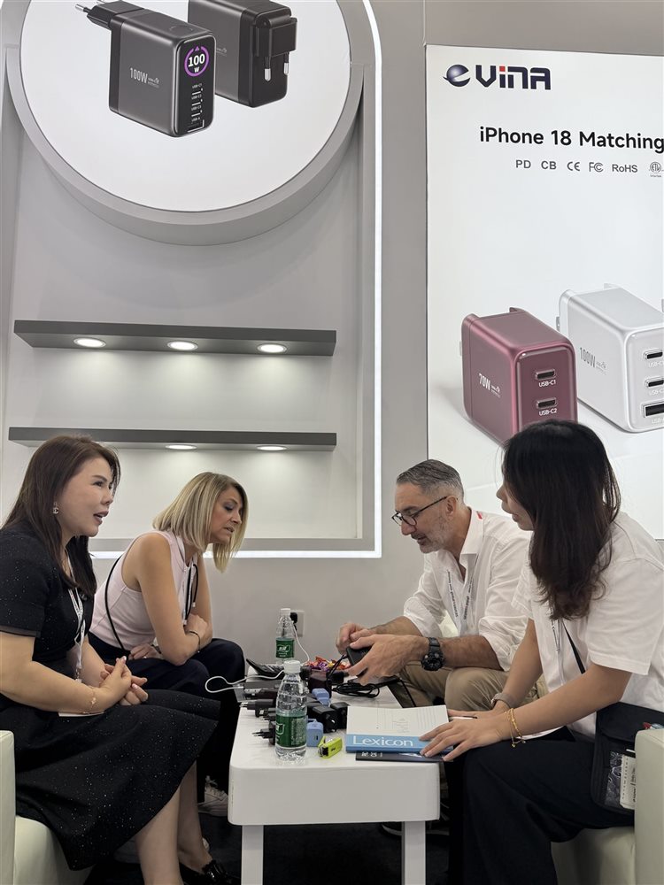 Vina meeting with international buyers at HKTDC Hong Kong Electronics Fair 2026