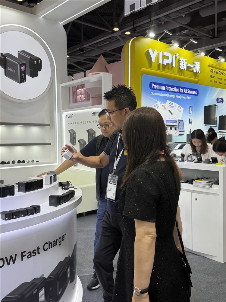 Vina staff demonstrating multi-port GaN fast charger to a visiting buyer at Global Sources, Hong Kong 2026